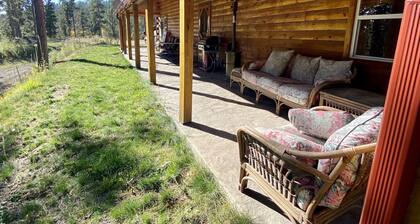 Tilava mökki sijaitsee vain Hwy 85: n tuntumassa, mutta on kuitenkin kaukana kauniista näkymistä