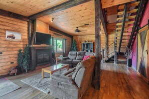 TV, fireplace, DVD player - Spacious cabin off Hwy 85 with beautiful views and plenty of trailer parking. (Lead)