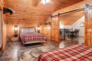 5 bedrooms, iron/ironing board, travel crib, free WiFi - Spacious cabin off Hwy 85 with beautiful views and plenty of trailer parking. (Lead)