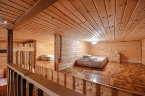 5 bedrooms, iron/ironing board, travel cot, free WiFi - Spacious cabin off Hwy 85 with beautiful views and plenty of trailer parking. (Lead)