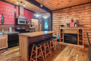 Fridge, microwave, oven, stovetop - Spacious cabin off Hwy 85 with beautiful views and plenty of trailer parking. (Lead)