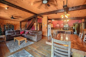 TV, fireplace, DVD player, books - Spacious cabin off Hwy 85 with beautiful views and plenty of trailer parking. (Lead)