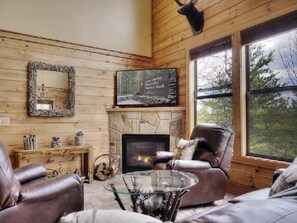 Télévision à écran plat, cheminée, console de jeux vidéo