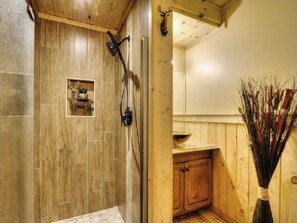 Haartrockner, Handtücher, Seife, Toilettenpapier