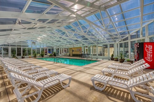 2 BR and sleeper couch - close to attractions and outlet mall