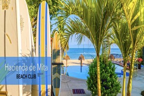 Alberca al aire libre y alberca climatizada