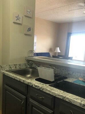 Refrigerador, microondas, cafetera/tetera, tostadora