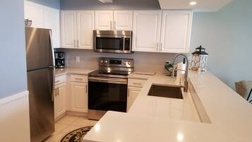 Réfrigérateur, four à micro-ondes, un four, surface de cuisson