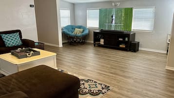 Smart TV, Netflix, streaming services, stereo