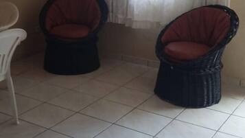 Kitnet | Living area | Flat-screen TV