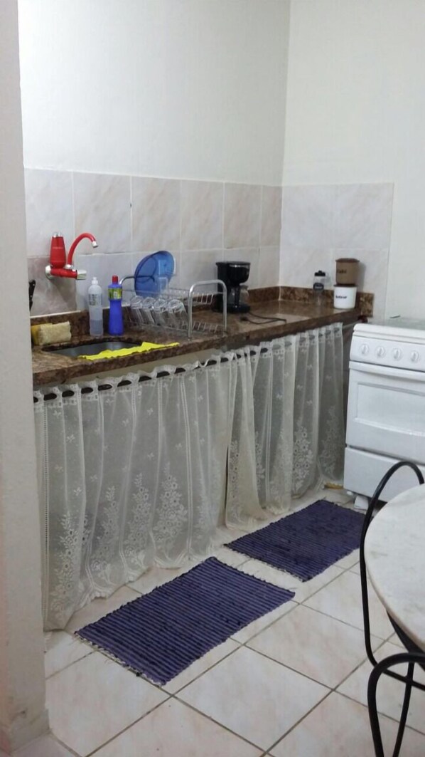 Kitnet | Cozinha americana privada | Geladeira, micro-ondas, fogão, cooktop