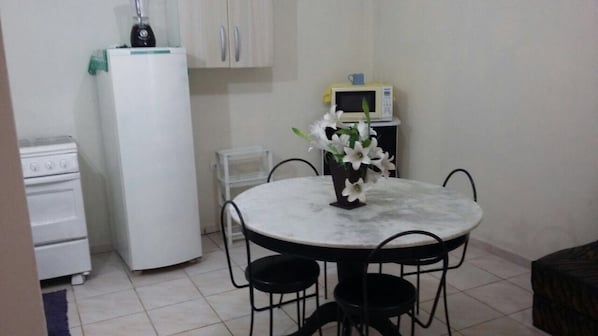 Kitnet | Makan di kamar