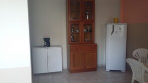 Casa | Cuina bàsica privada | Frigorífic, microones, forn i placa de cuina 