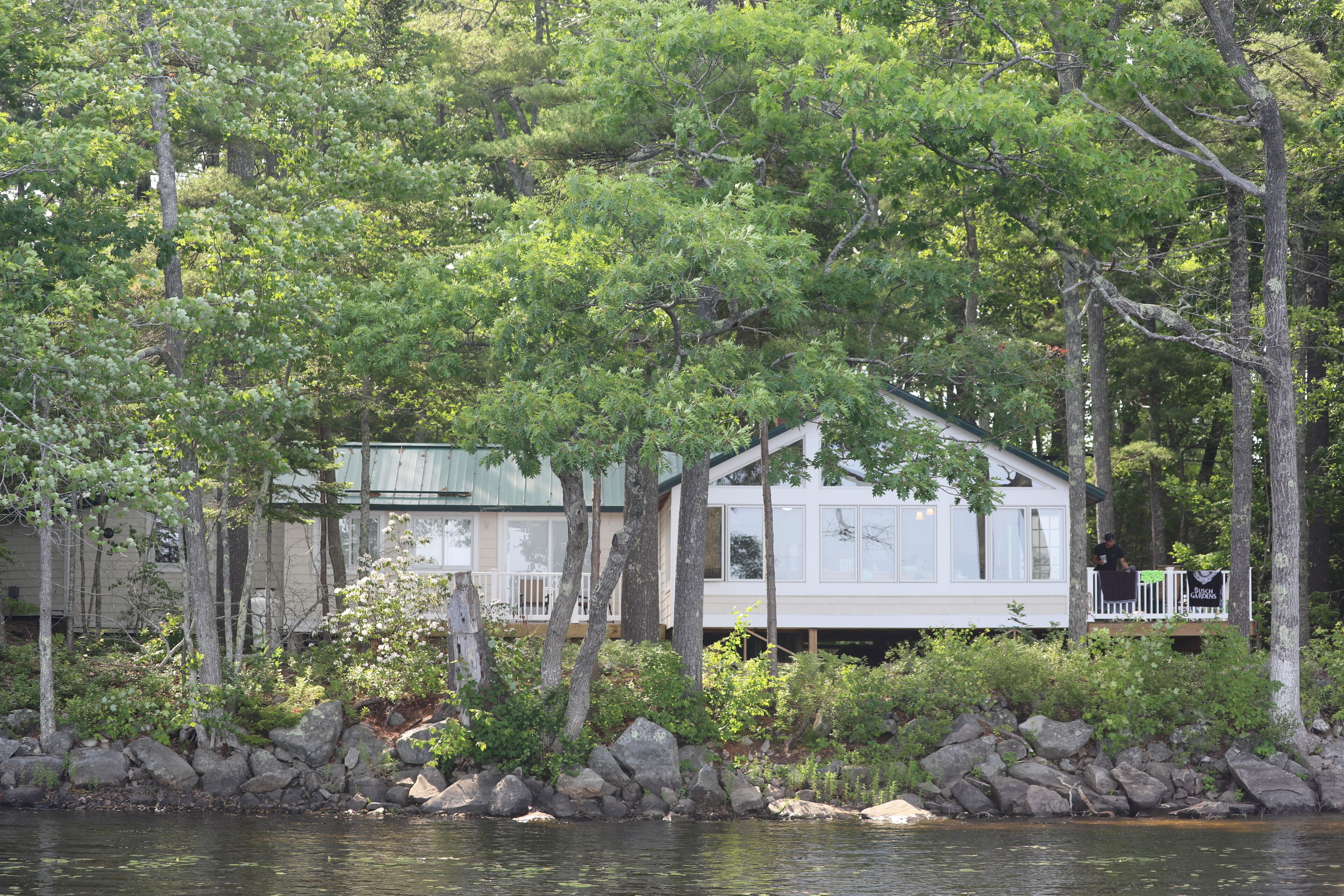 Lakefront Cottage, 35' from waters edge!