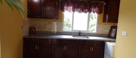 Réfrigérateur, micro-ondes, bouilloire électrique