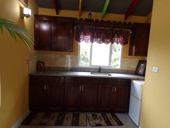 Frigorífico, microondas y hervidor eléctrico