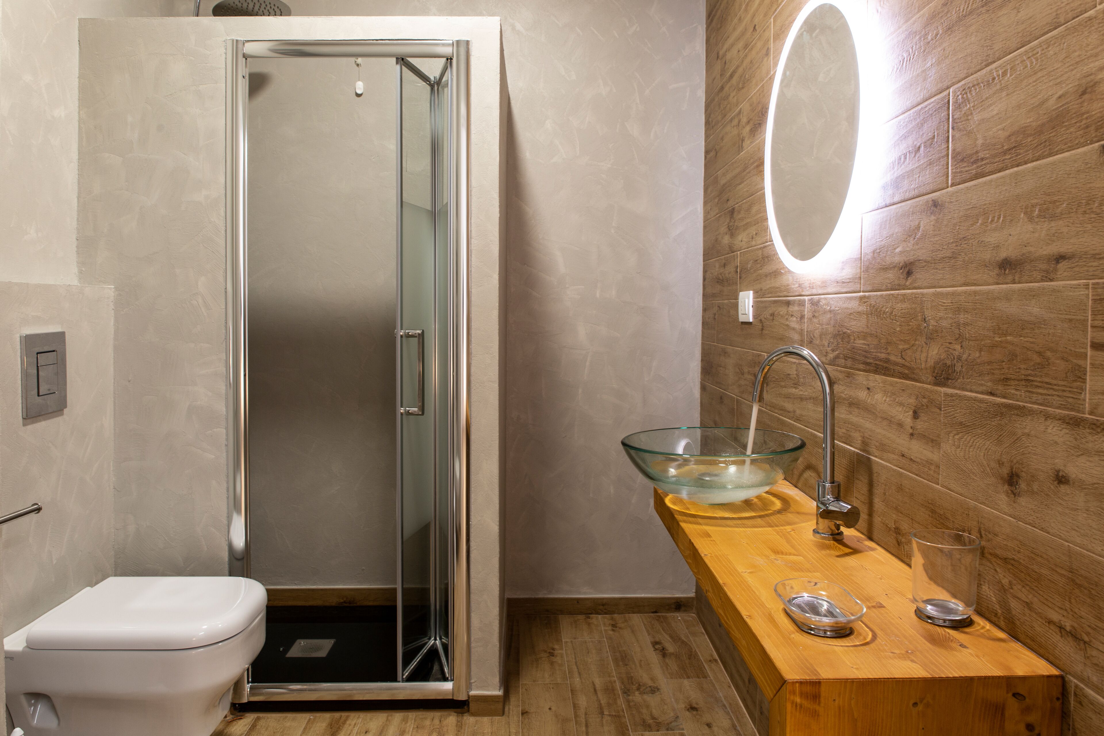 Doppia Deluxe, 1 letto queen, balcone | Bagno | Doccia, soffione a pioggia, set di cortesia gratuito, asciugacapelli