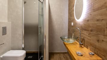 Doppia Deluxe, 1 letto queen, balcone | Bagno | Doccia, soffione a pioggia, set di cortesia gratuito, asciugacapelli