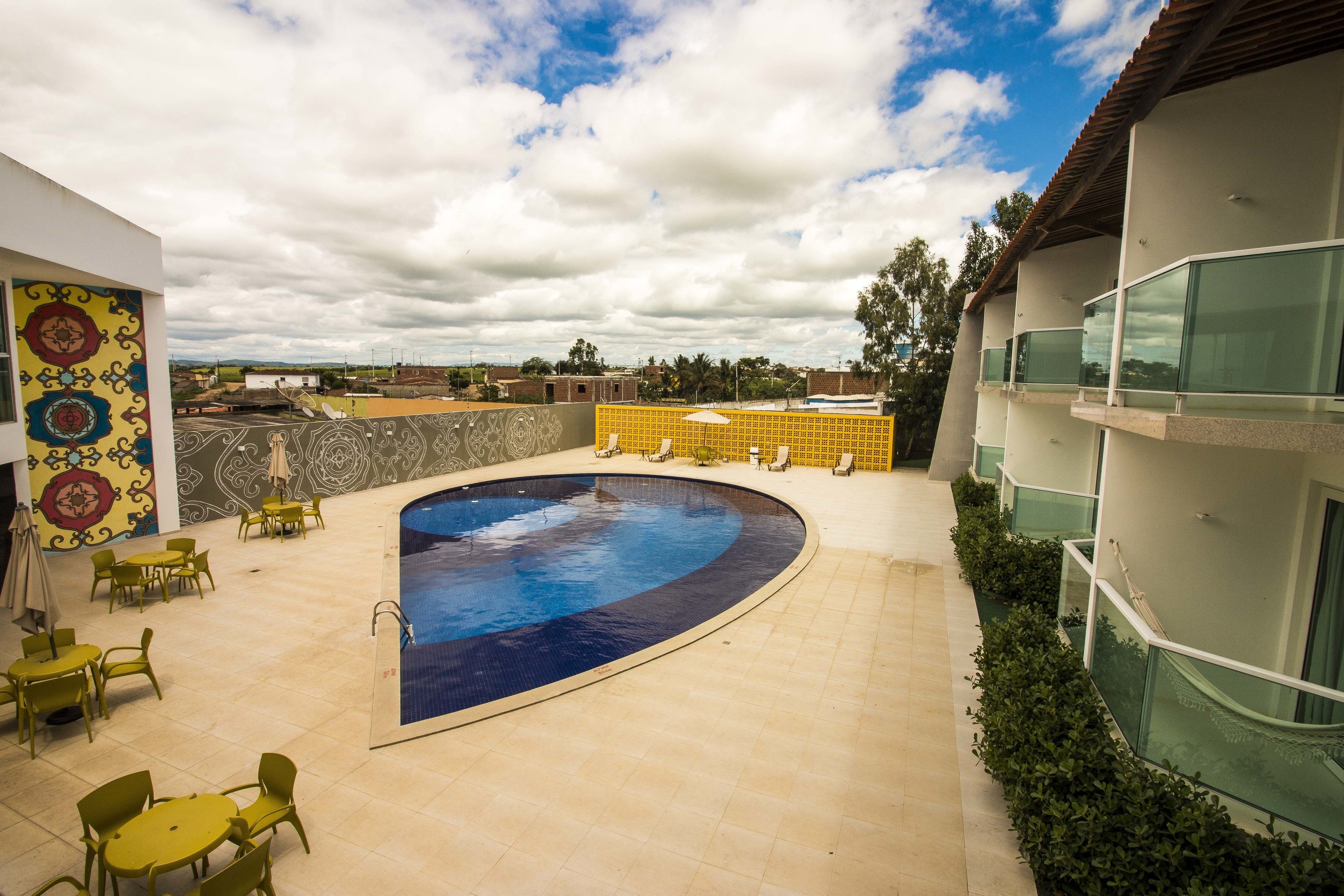 Hồ bơi ngoài trời, dù/ô trên bãi biển/hồ bơi, ghế dài tắm nắng 