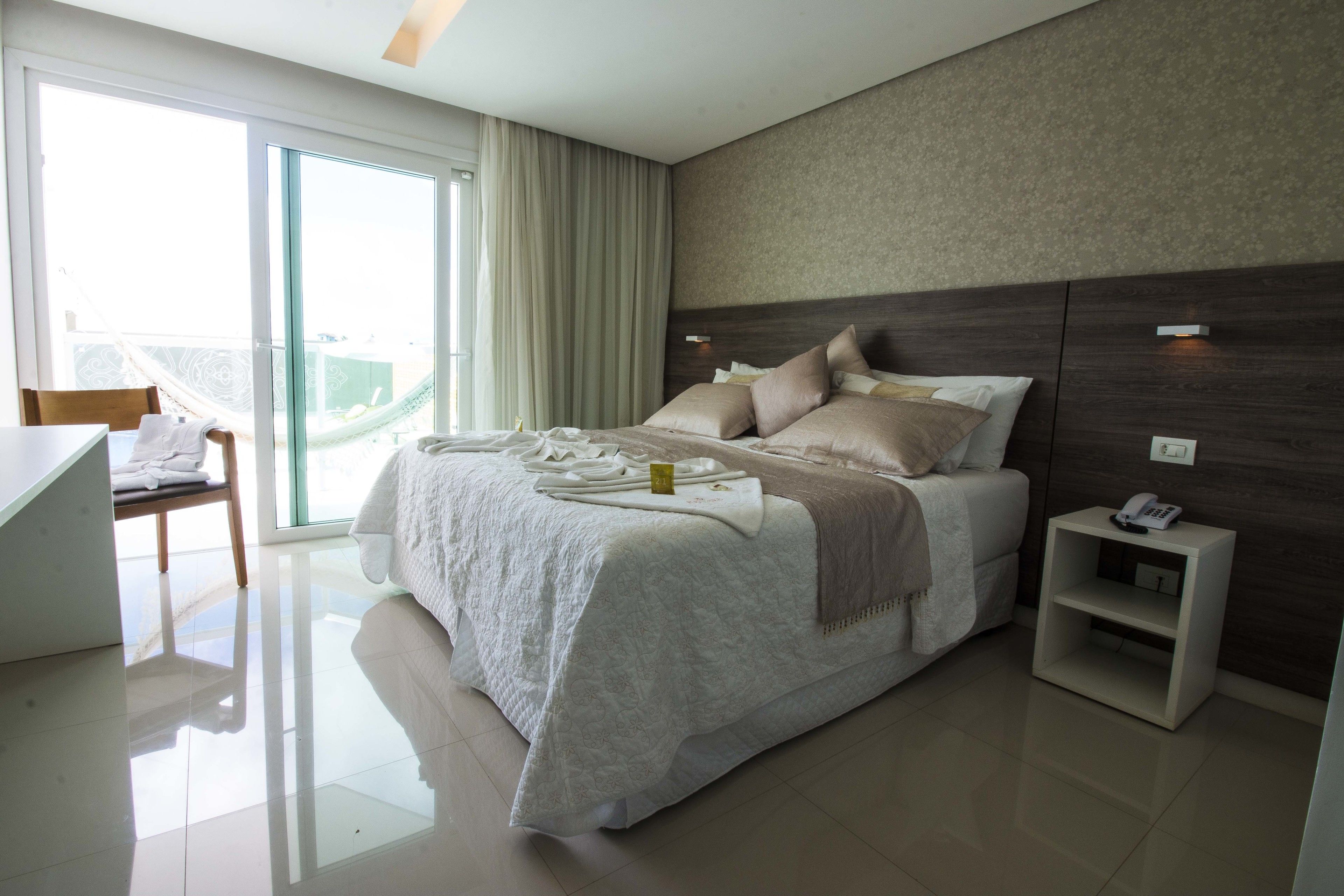 高级双人房, 泳池景观 | 迷你吧、办公桌、隔音、熨斗/熨板