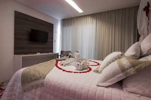 Chambre supĂ©rieure double, vue sur la piscine | Minibar, bureau, systĂšme dâinsonorisation, fer et planche Ă repasser