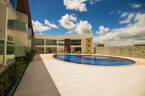 Outdoor pool, pool umbrellas, sun loungers - Reserve Hotel Surubim (Surubim)