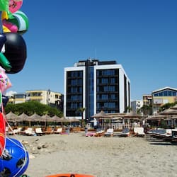 Playa privada, sillas reclinables de playa, sombrillas, bar en la playa