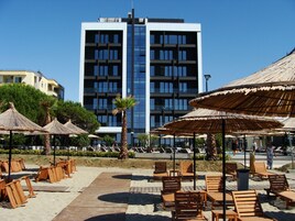 Playa privada, sillas reclinables de playa, sombrillas, bar en la playa