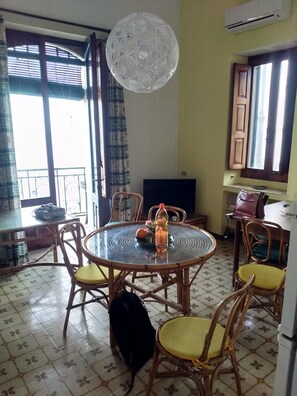 Fridge, microwave - Homstel Beach - Taormina Hostel (Giardini Naxos)