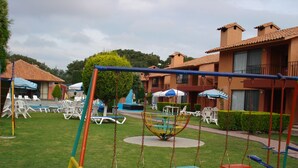 A playground with swings and a small pool area. - La Rinconada (Tequisquiapan)