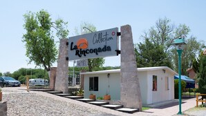 A hotel entrance with a sign reading "La Rinconada Collection Hotel". - La Rinconada (Tequisquiapan)