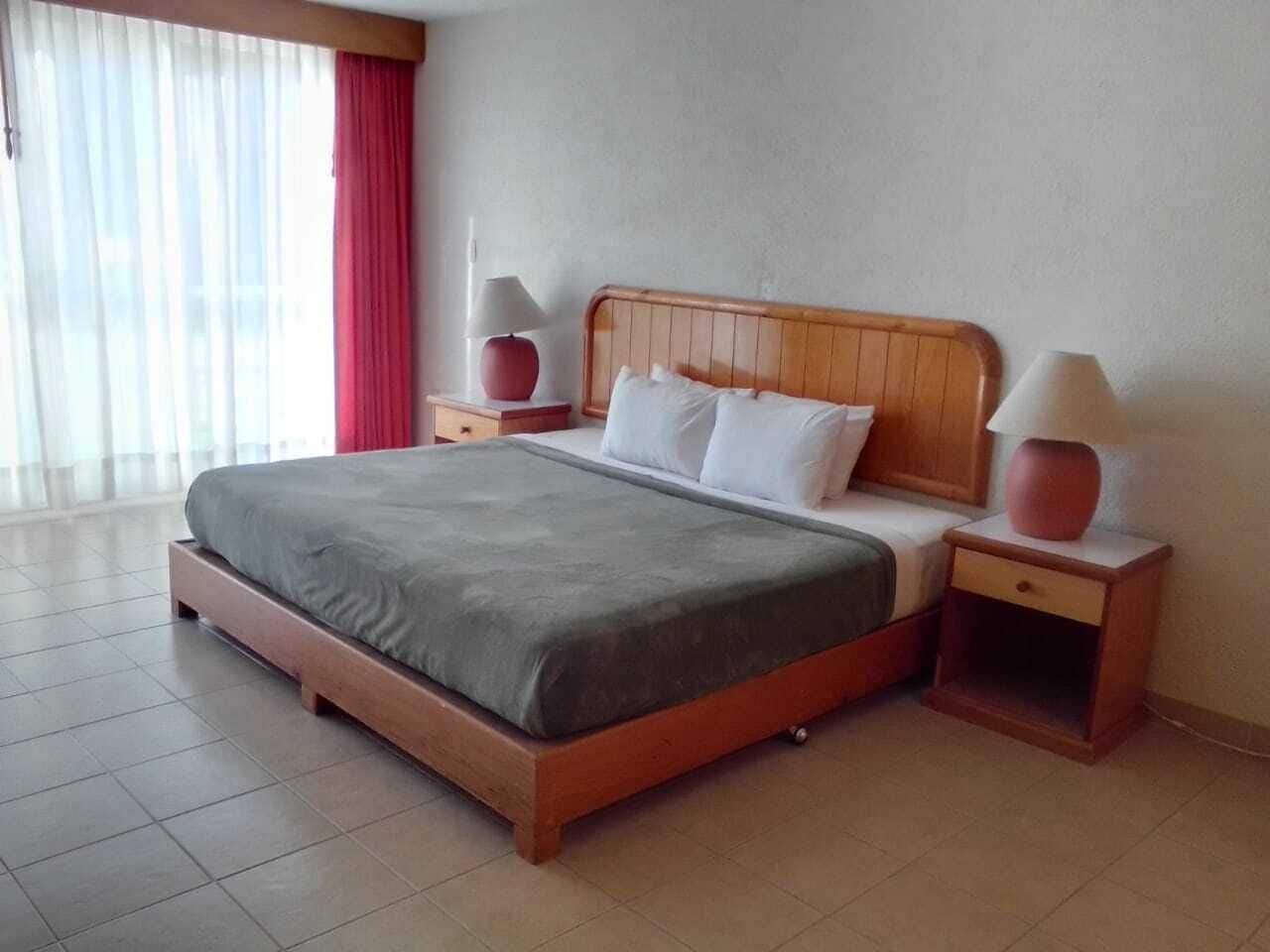 Habitación superior, 1 cama de matrimonio grande | Edredones de plumas y espacio para trabajar con un portátil