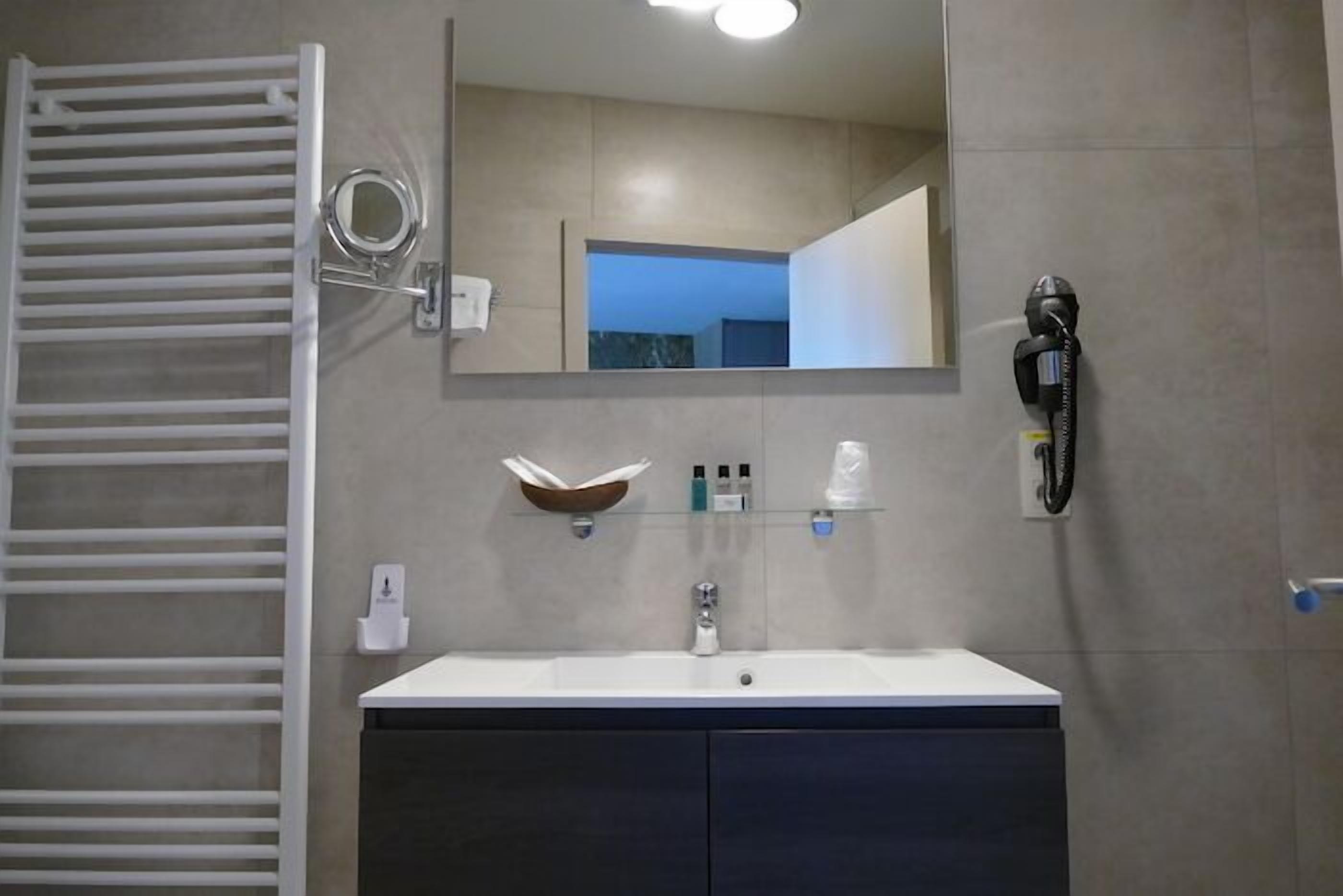 double room | bathroom | free toiletries, hair dryer, towels