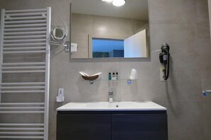雙人房 | 浴室 | 免費盥洗用品、吹風機、毛巾