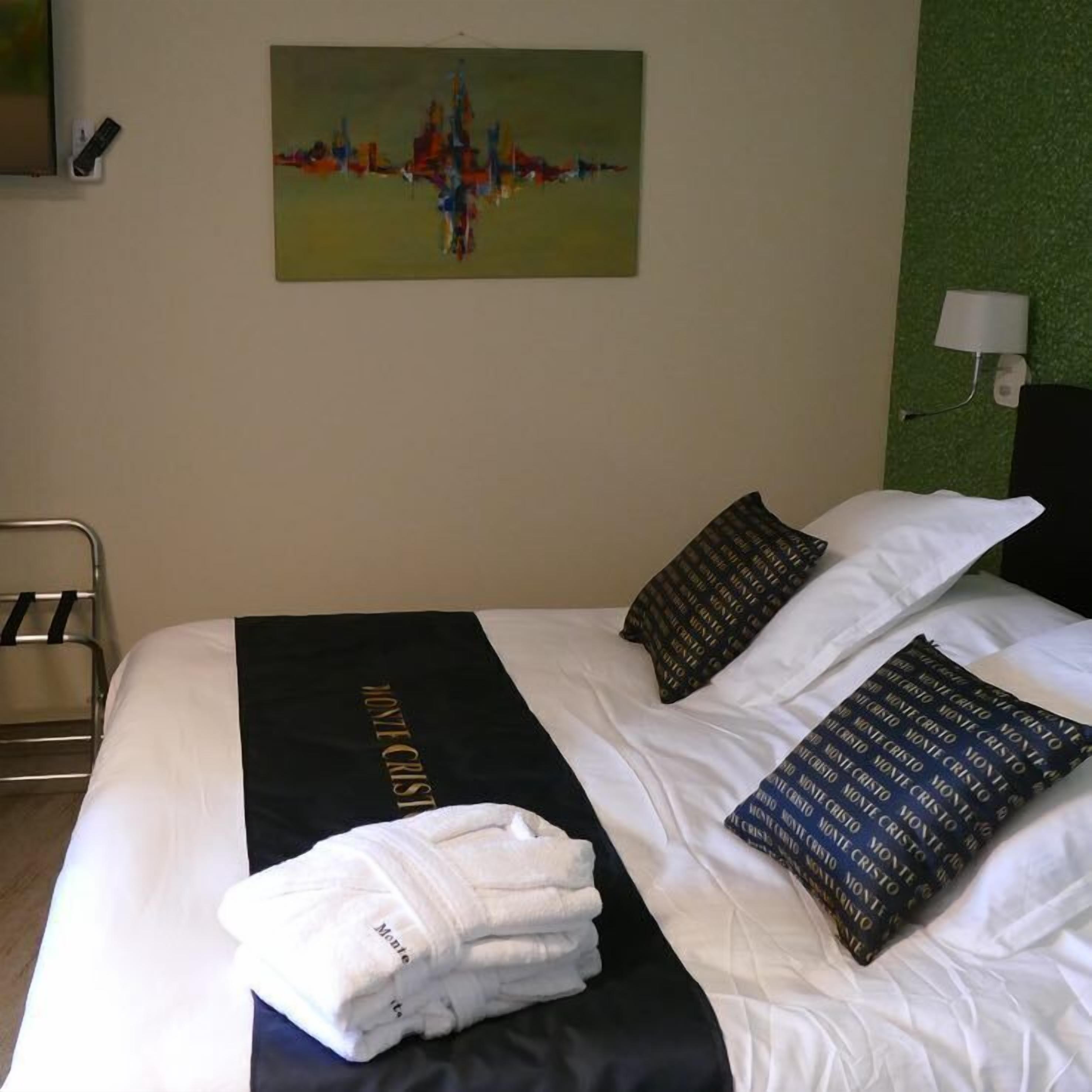 double room | minibar, in-room safe, desk, laptop workspace