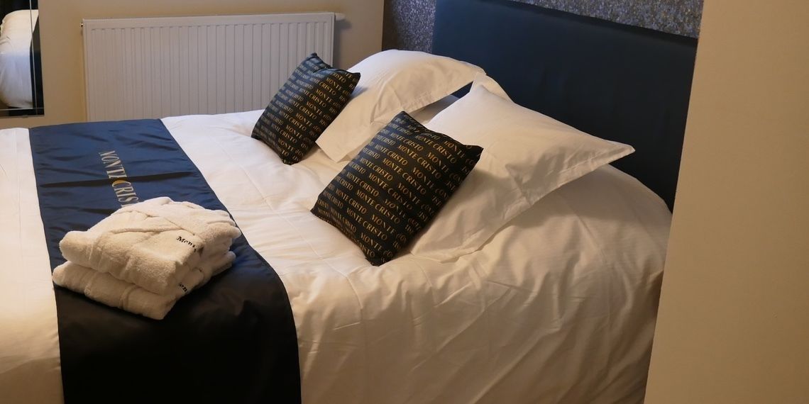 double room | minibar, in-room safe, desk, laptop workspace