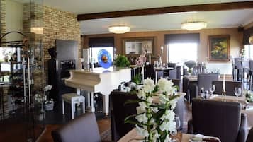 Se sirven desayunos, almuerzos, cenas y cocina francesa