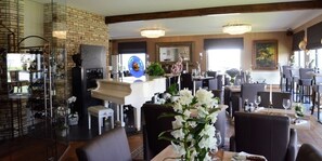 供应早餐、午餐和晚餐，法国菜