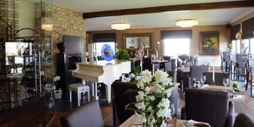 Se sirven desayunos, almuerzos y cenas; cocina francesa