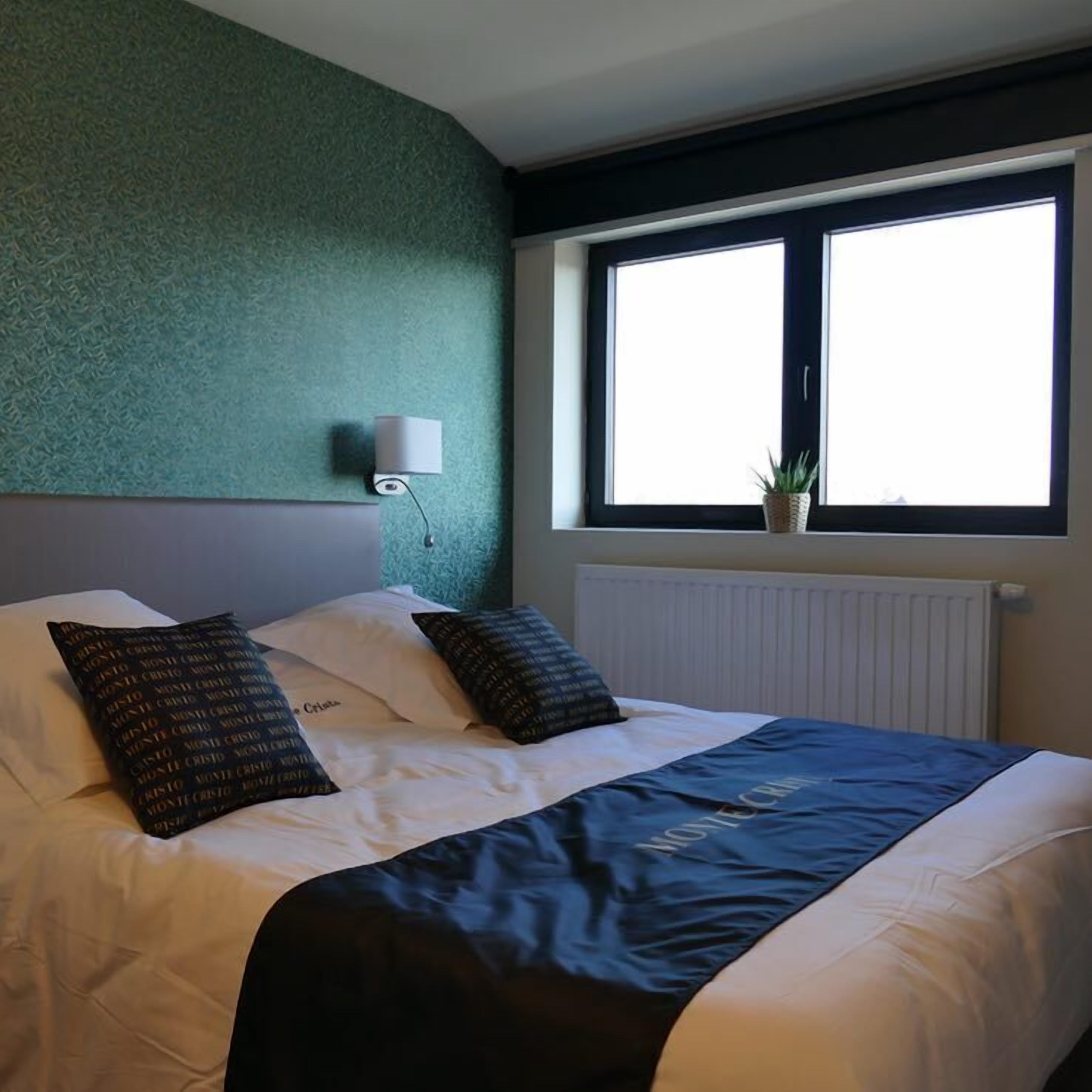 double room | minibar, in-room safe, desk, laptop workspace