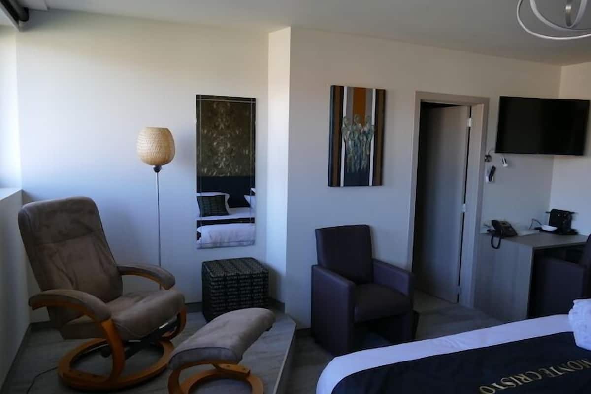 double room | minibar, in-room safe, desk, laptop workspace