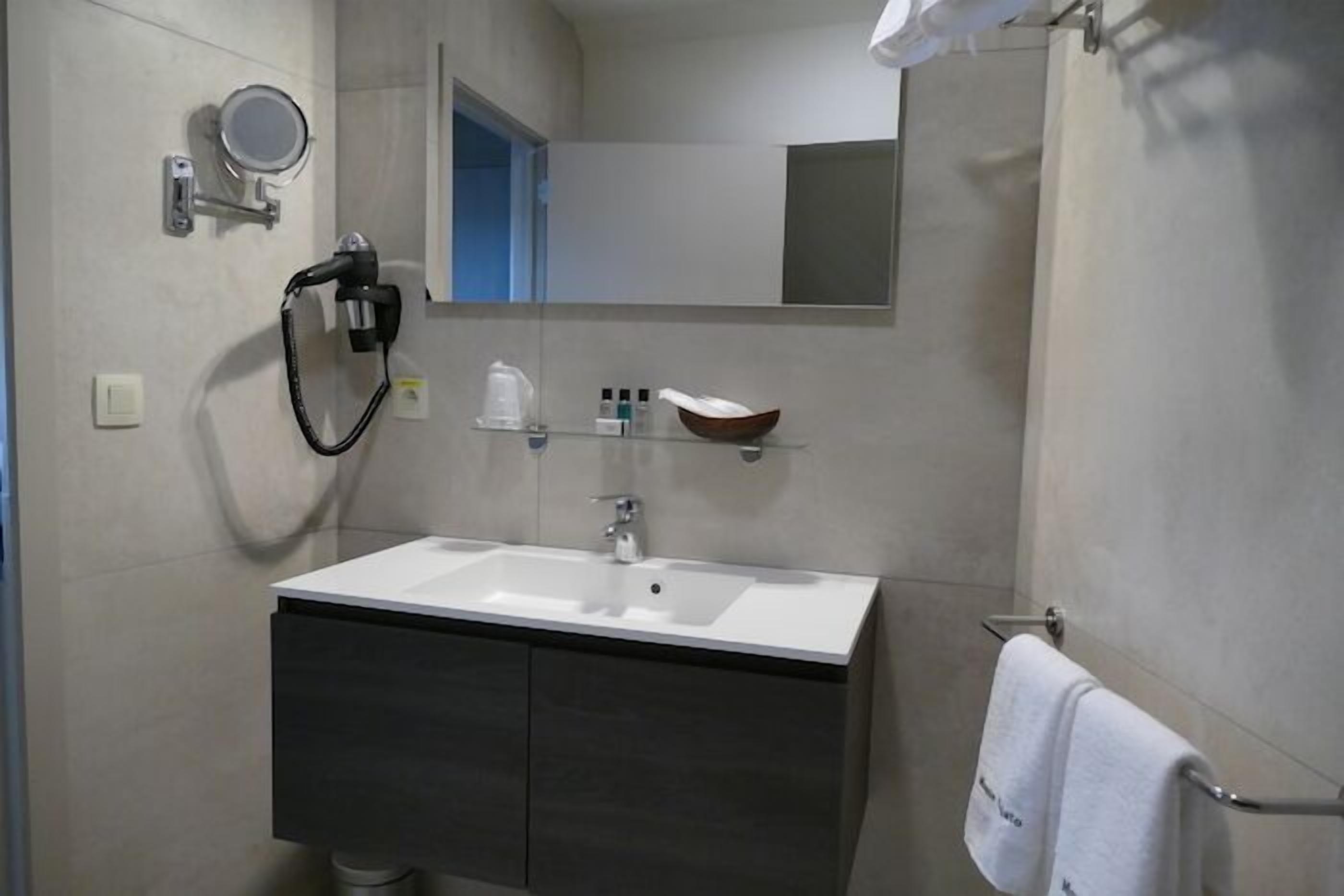 double room | bathroom | free toiletries, hair dryer, towels