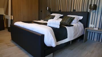 Tweepersoonskamer | Een minibar, een kluis op de kamer, een bureau, een laptopwerkplek