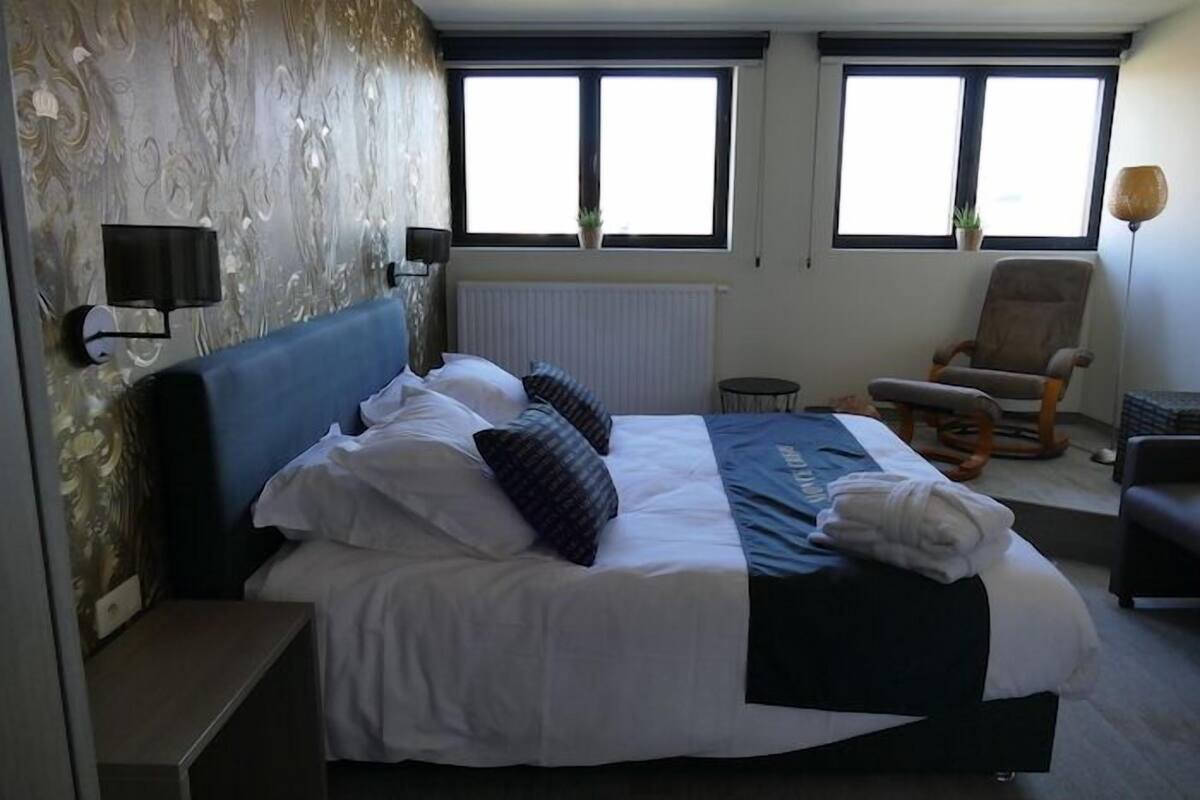 double room | minibar, in-room safe, desk, laptop workspace