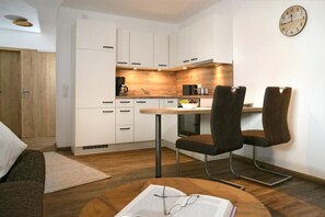 Réfrigérateur, un four, surface de cuisson, lave-vaisselle