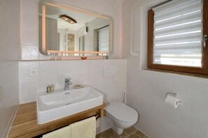 Shower, hair dryer, towels - (1) Komfortable Ferienwohnung 46 m² mit großem Balkon und Panoramabergblick (Reit im Winkl)