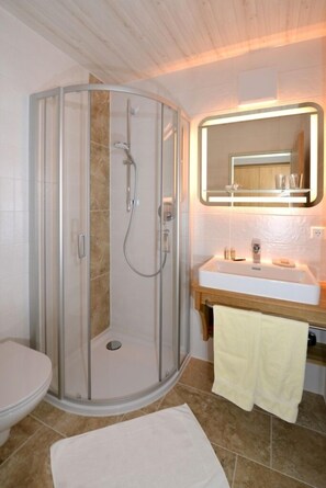 Dusche, Haartrockner, Handtücher