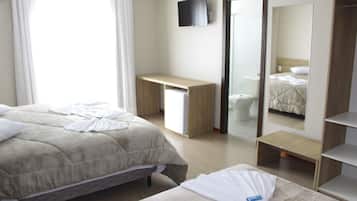 Quarto triplo conforto | Wi-Fi de cortesia, roupa de cama