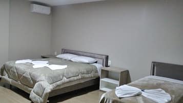 Habitación triple Confort | Wifi gratis y ropa de cama