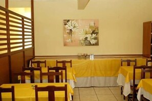 Café da manhã com buffet grátis todos os dias